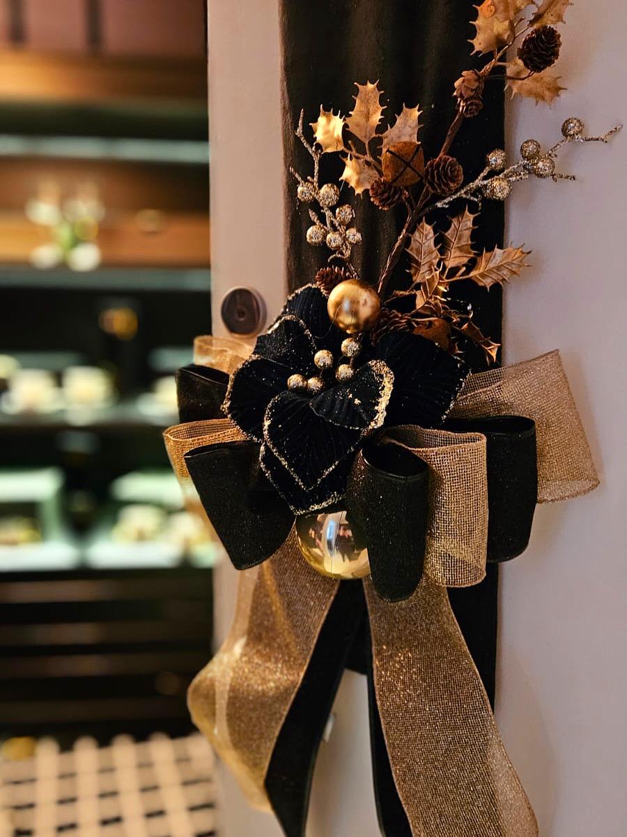 Escapulário de Natal preto e dourado criado pela Omma Encantos