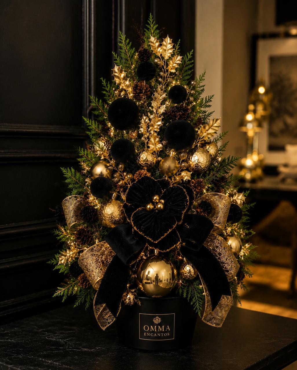 Mini pinheiro preto e dourado criado pela Omma Encantos